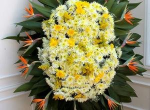 • Homenageie quem partiu com flores e carinho.